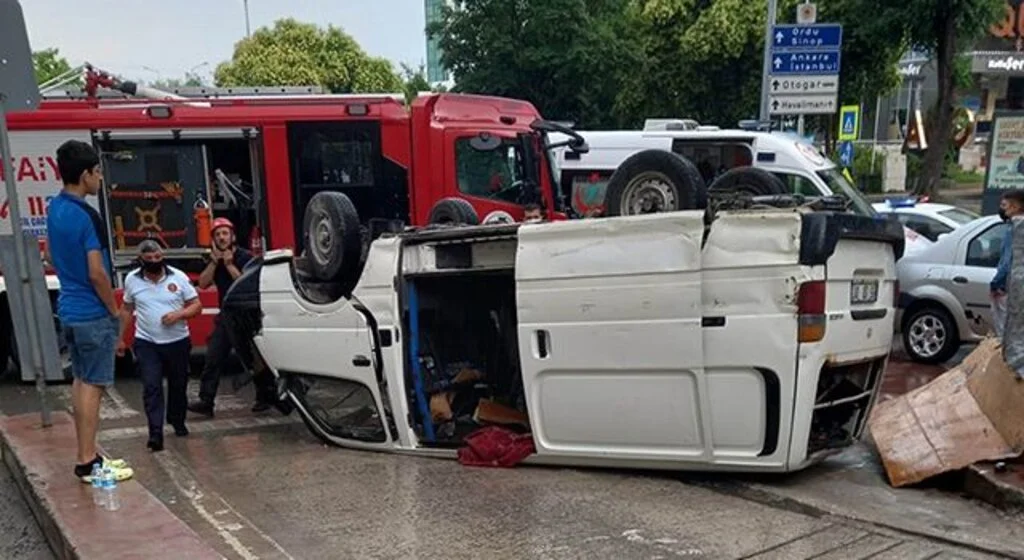 Samsun'da kamyonet devrildi: 3 yaralı