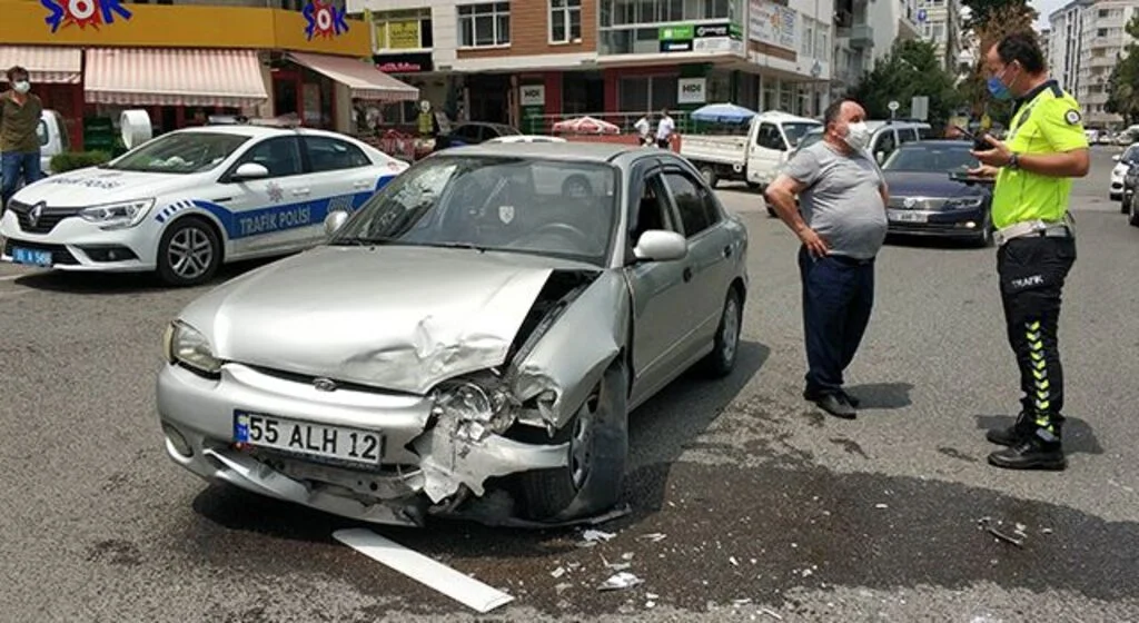 Samsun'da kavşakta iki araç çarpıştı: 1 yaralı