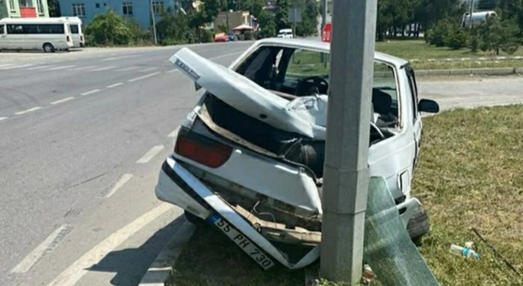 Samsun'da otomobil aydınlatma direğine çarptı: 2 yaralı