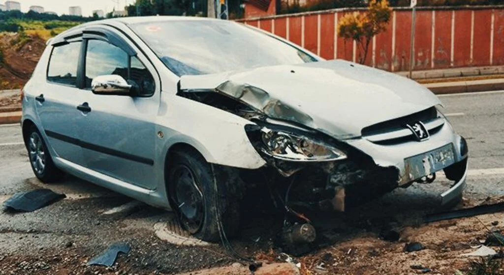 Samsun'da otomobil direğe çarptı: 1 yaralı