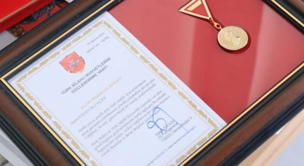Samsun'da TSKGV'ye 600 bin lira bağışlayan kişiye altın madalya ve berat belgesi verildi