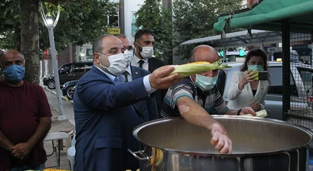Sanayi ve Teknoloji Bakanı Varank, Samsun'da vatandaşlara süt mısır ikramında bulundu