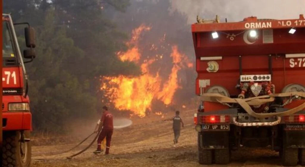 Son Dakika! Manavgat'ta alevlerin arasında kalan 2 yangın işçisi yaşamını yitirdi