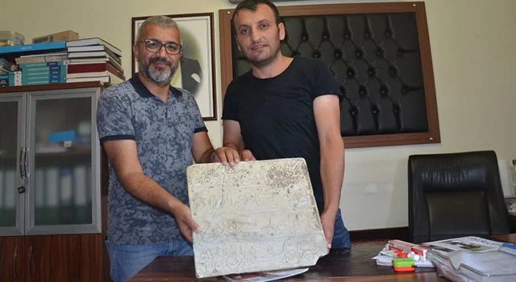 Tarihi kitabe ırmak kenarında bulundu 