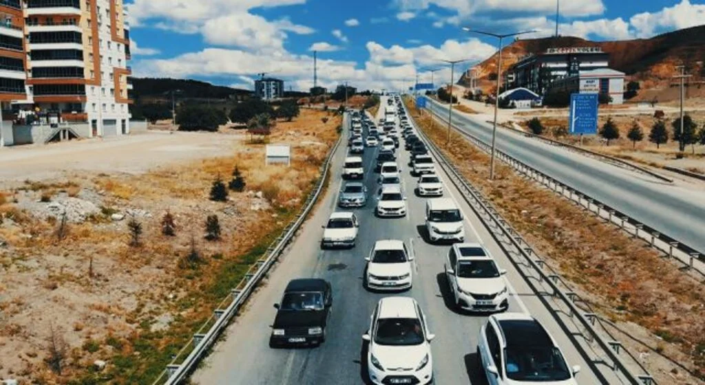 Tatilcilerin geri dönüş yolculuğu devam ediyor: Kilit kavşakta kilometrelerce araç kuyruğu