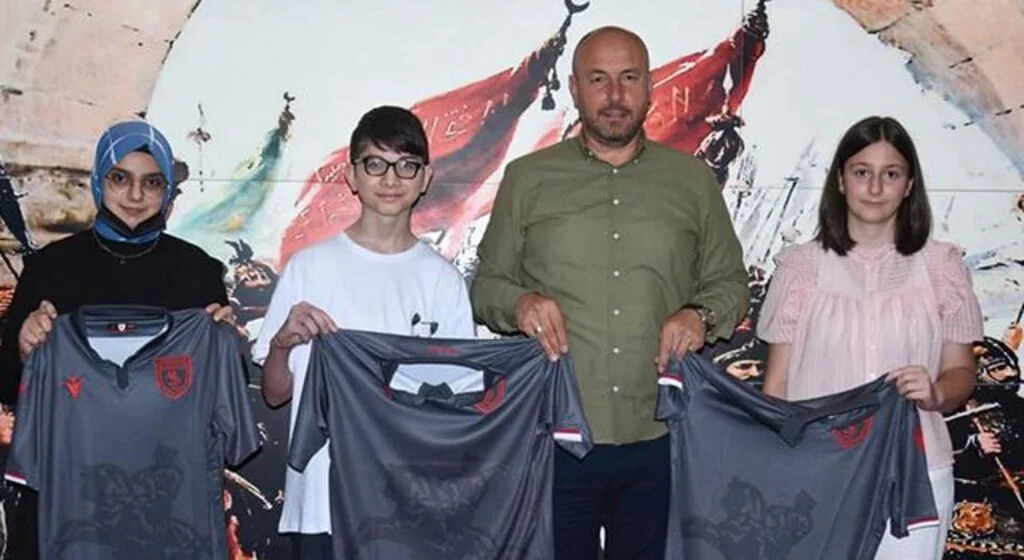 Tekkeköy'de Başarılı Öğrenciye Atatürklü Forma