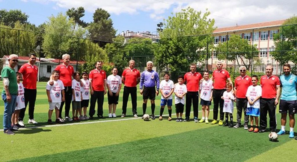 Telafi eğitimlerine start verildi, açılışta minikler ile müdürler maç yaptı