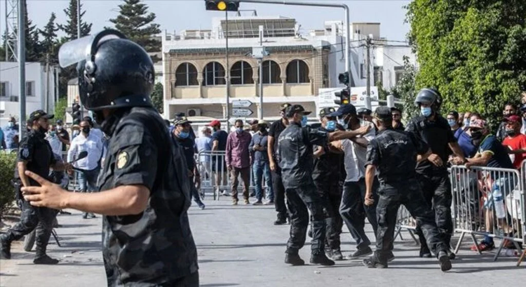 Tunus emniyet güçleri Meclis önünde toplanan darbe karşıtları ve destekçilerine müdahalede bulundu
