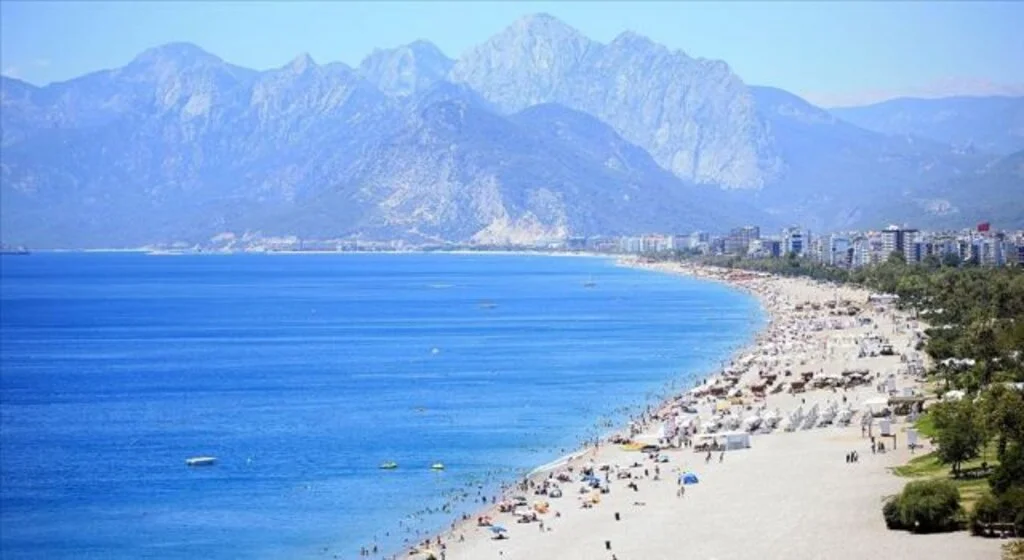 Turizm merkezlerinde normalleşme sürecinin ilk kısıtlamasız pazar gününde sahillerde yoğunluk yaşandı