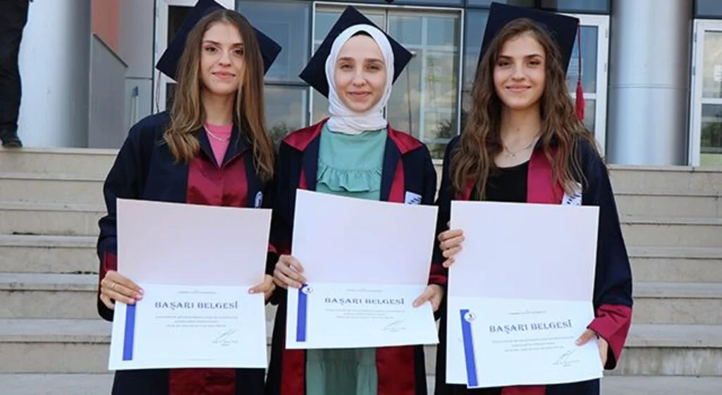 Üçüz kardeşler aynı okuldan dereceyle mezun oldu