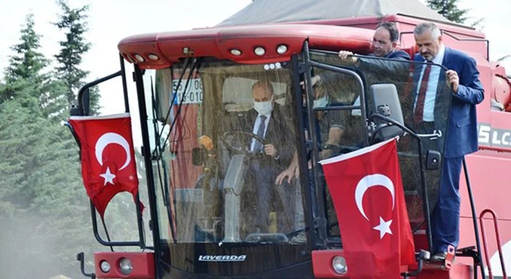 Vali Dağlı biçerdöverle buğday hasadı yaptı