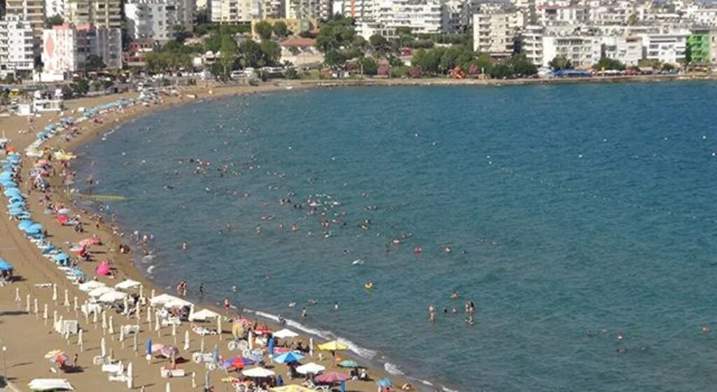 Yasaklar kalktı sıcaklar arttı, tatilciler denize koştu