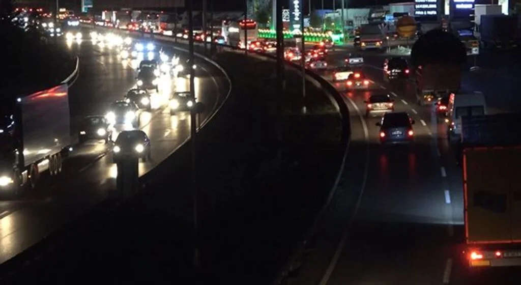 Yaz tatilinin başlamasıyla yollara akın ettiler: 43 ilin geçiş güzergâhında trafik yoğunluğu arttı