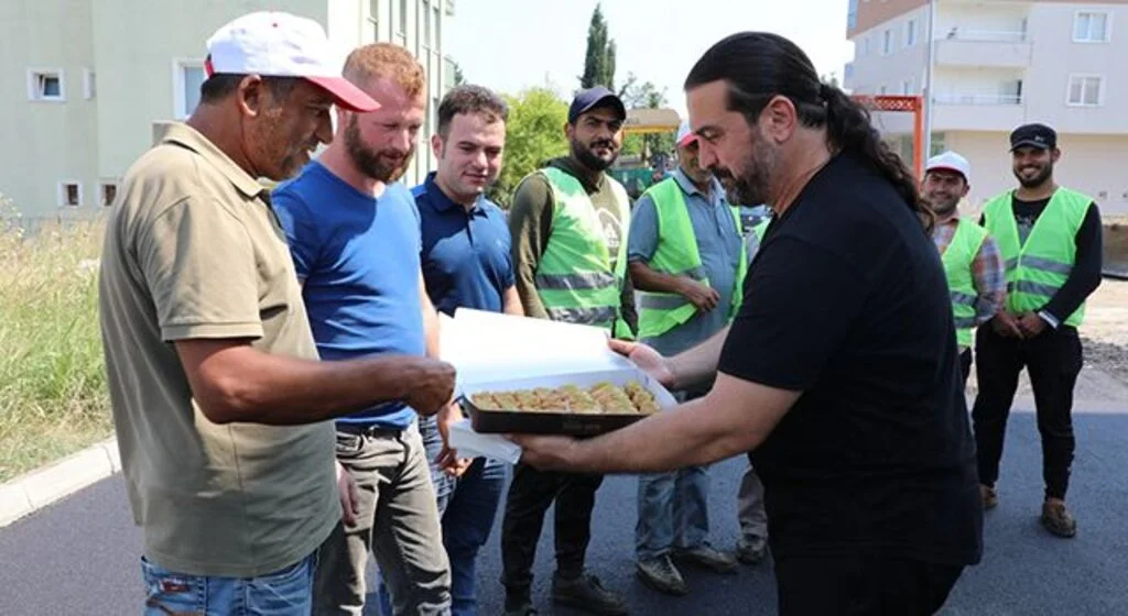 Asfaltlama ekibine tatlı