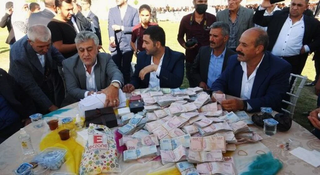 Aşiret düğününde damada 3,4 milyon TL, geline ise kilolarca altın takıldı