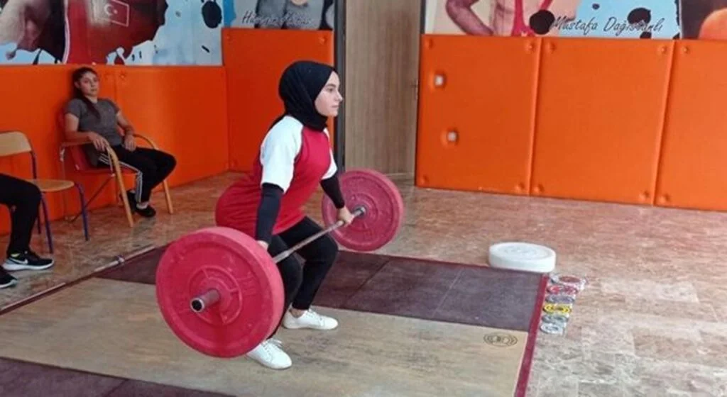Ayvacıklı kız öğrenciler halteri sevdi