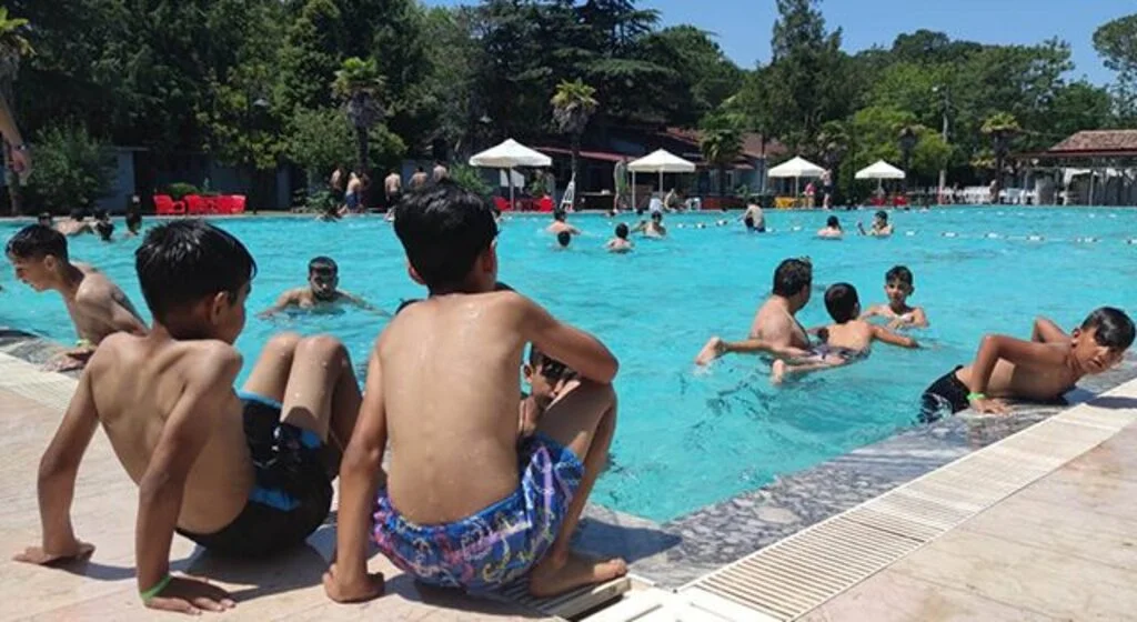 Bafra'da sıcaktan bunalanlar sosyal tesisleri doldurdu