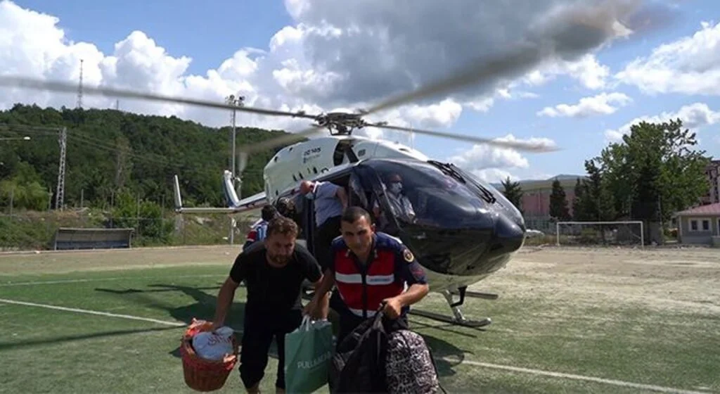 Bakan Karaismailoğlu'nun helikopteriyle vatandaşlar tahliye ediliyor