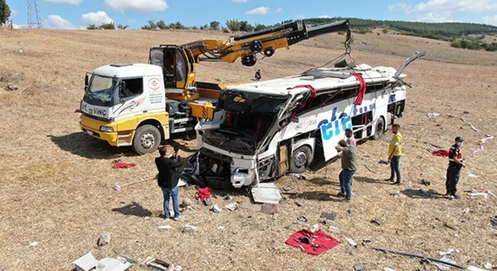Balıkesir’de 15 kişiye mezar olan otobüs ve kaza yeri drone ile görüntülendi