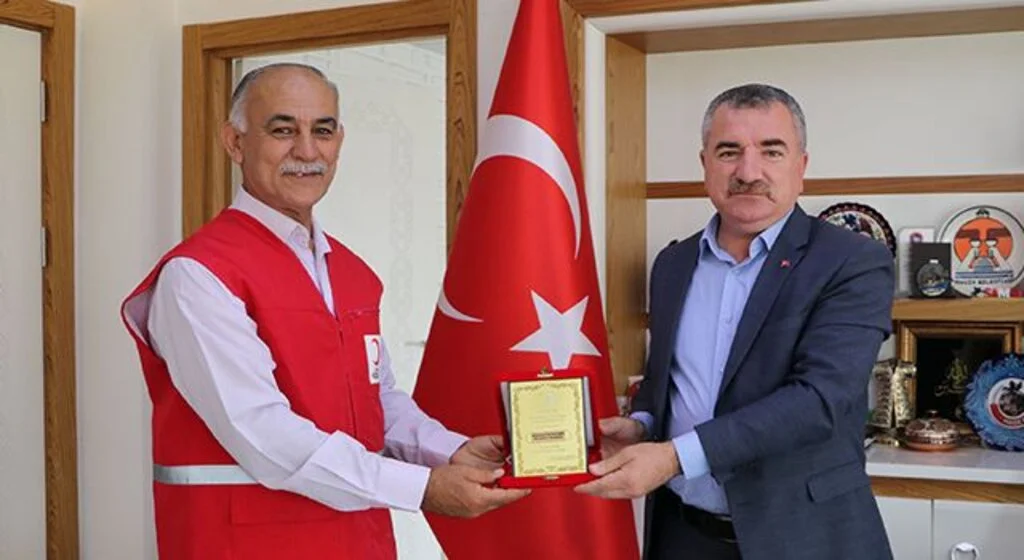 Başkan Özdemir'e teşekkür plaketi