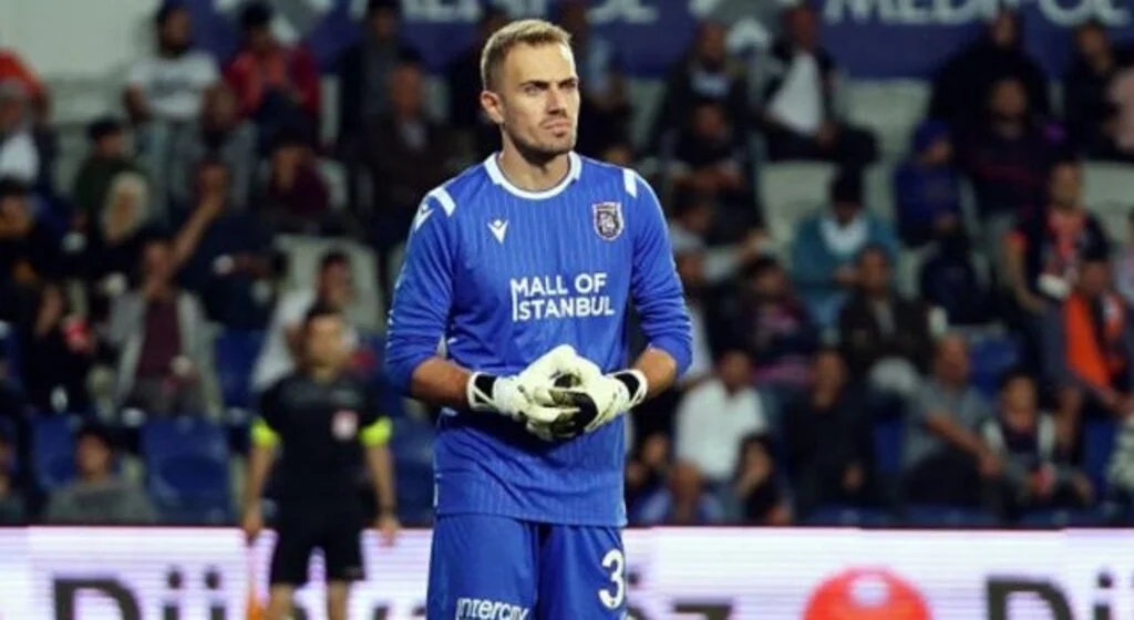 Beşiktaş Mert Günok için Başakşehir'le anlaştı