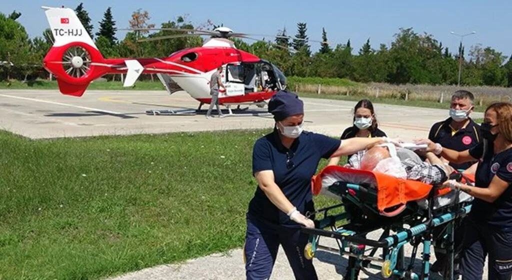 Beyin kanaması geçiren yaşlı adam ambulans helikopterle hastaneye yetiştirildi