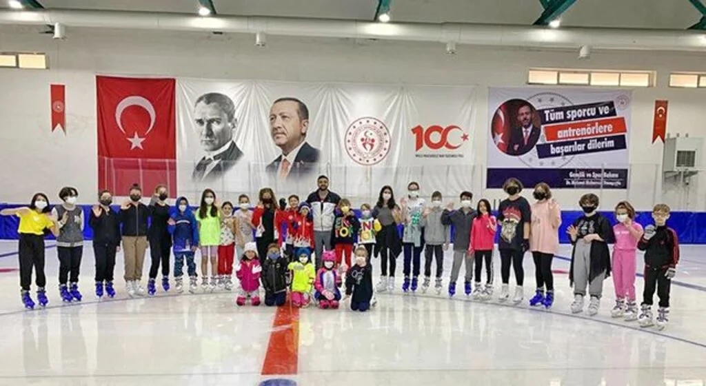 Buz Sporları Salonu Gençlerle Cıvıl Cıvıl
