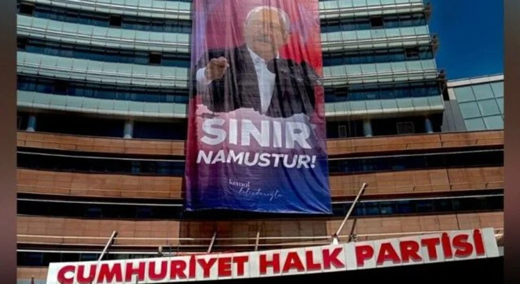 CHP Genel Merkezi’ne ‘Sınır Namustur’ afişi