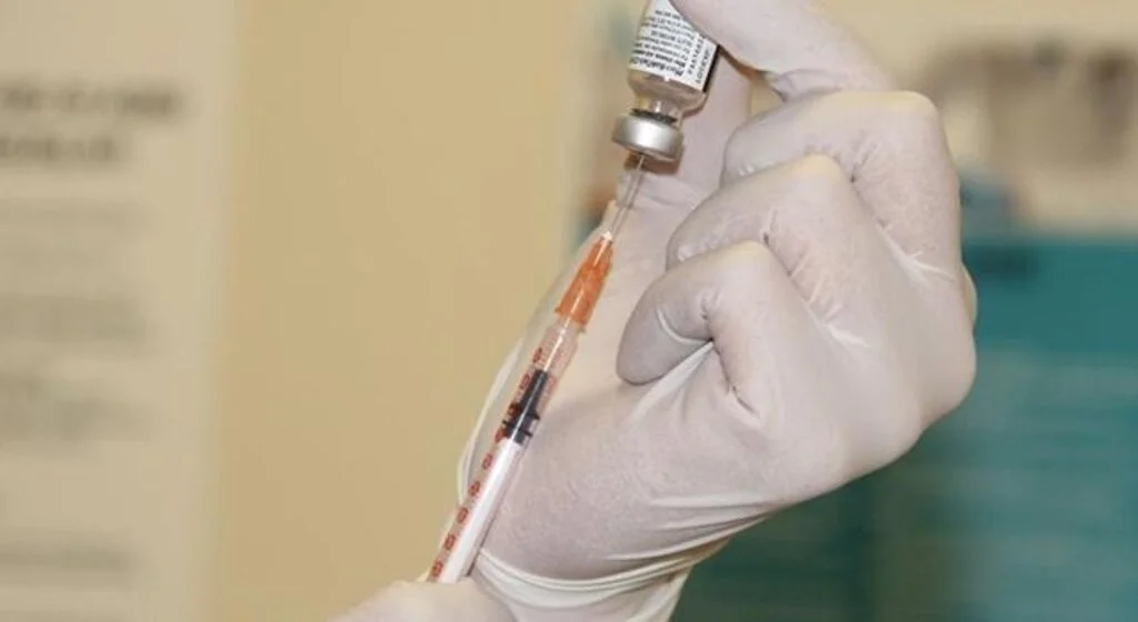 Doktor 4. doz aşıyı oldu, 12 yaşındaki oğlunu da aşıladı