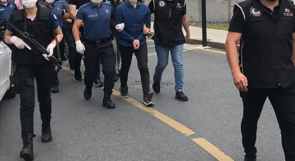 FETÖ'nün TSK yapılanması soruşturması kapsamında 25 ilde düzenlenen operasyonda 46 şüpheli yakalandı