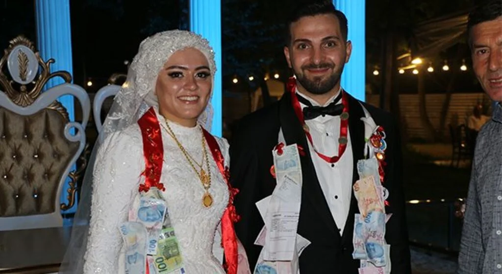 Genç çifte takı yerine 'bağış dekontu' taktılar