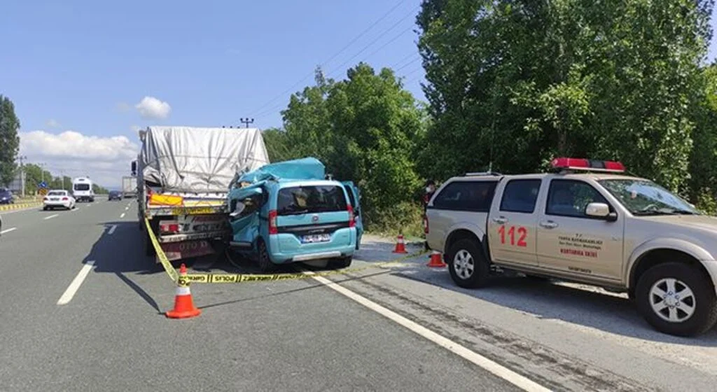 Hafif ticari araç tıra ok gibi saplandı: 1 ölü