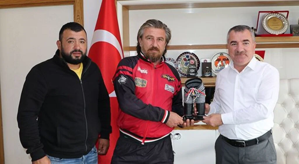 Havza Belediye Başkanı Özdemir'e Minyatür Kispet Hediye