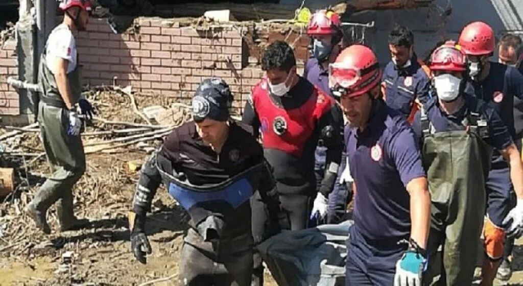 İBB Sel bölgesinde kurtarma çalışmalarını sürdürüyor, üç cansız bedene ulaşıldı