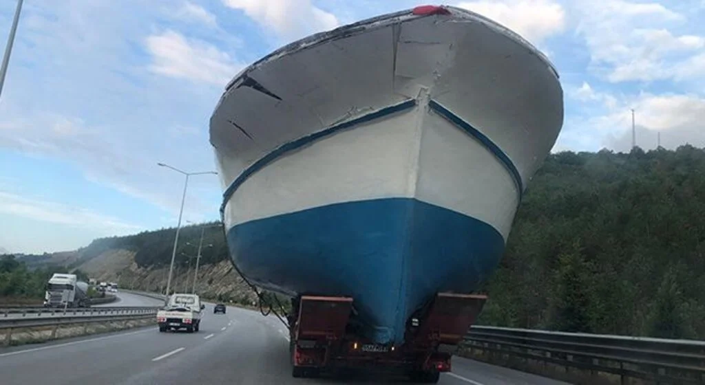 Karayolunda 21 metrelik tekneyi görenler şaşırdı
