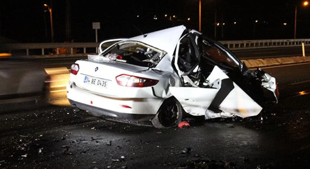 Kastamonu'da otomobil istinat duvarına çarptı: 3 ölü