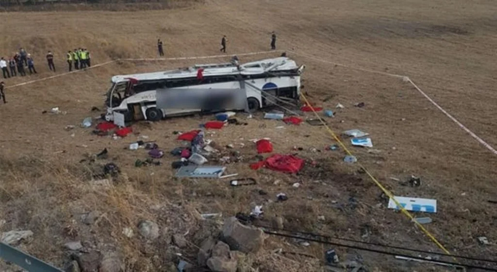 Katliam Gibi Kaza! Yolcu otobüsü takla attı 14 kişi hayatını kaybetti, 18 yaralı var