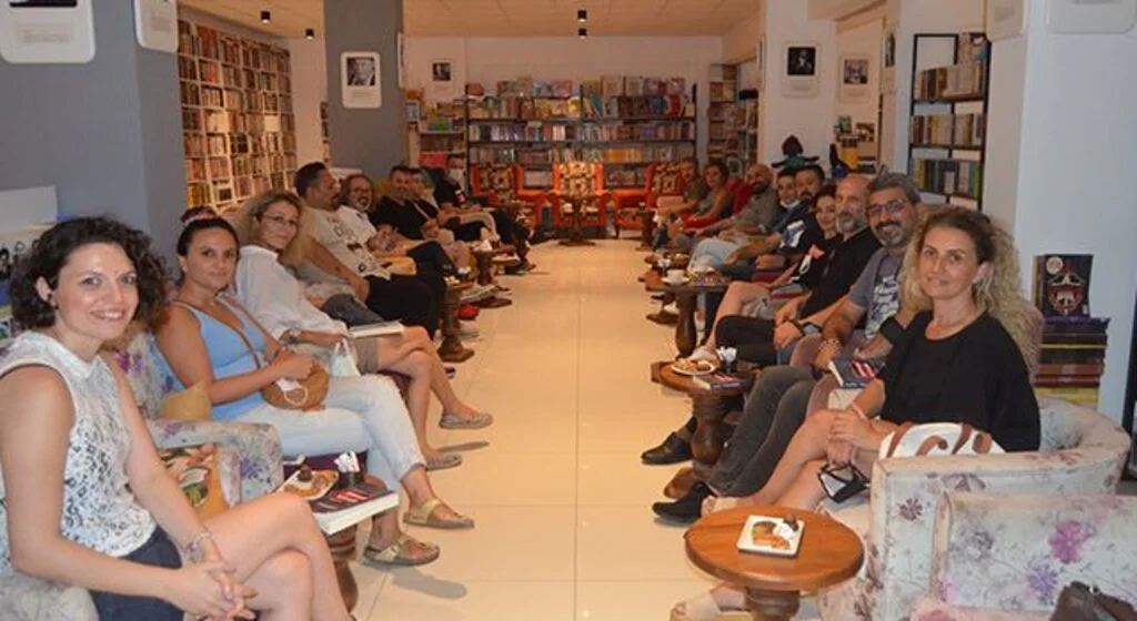 Kitapseverler Eflatun  Kitap Kafe'de buluştu 