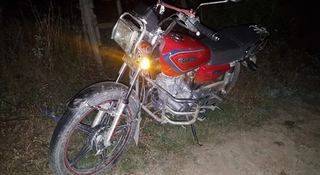 Köprünün korkuluklarına çarpan motosiklet sürücüsü yaralandı