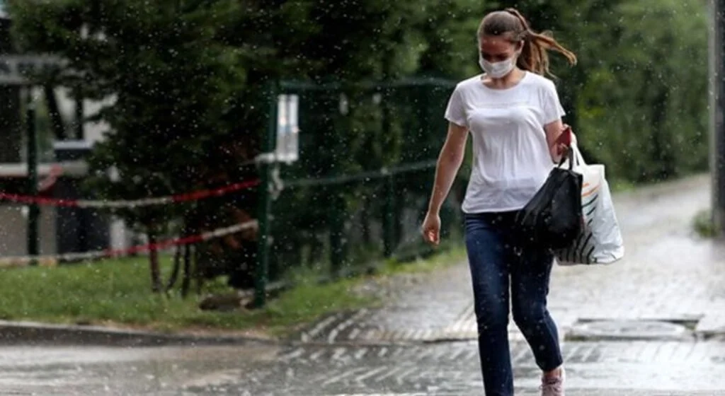 Meteoroloji'den şiddetli yağmur uyarısı! Şemsiye bile yetmeyecek, yağmurlukları hazırlayın