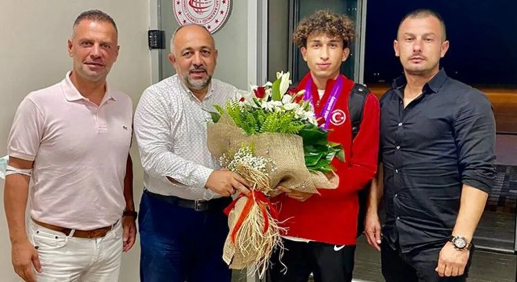Milli Sporcu Çiçeklerle Karşılandı