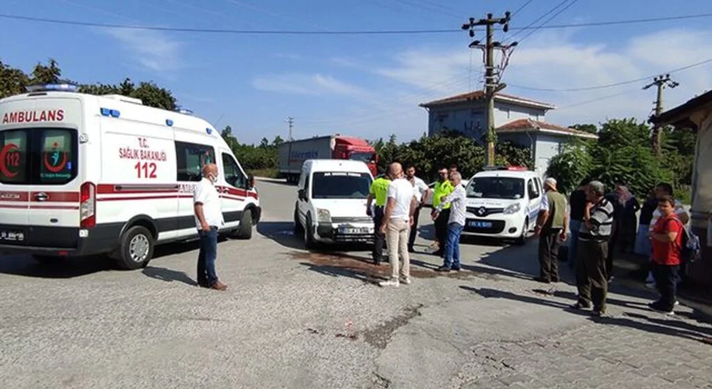 Motosiklet ile hafif ticari araç çarpıştı: 3 yaralı