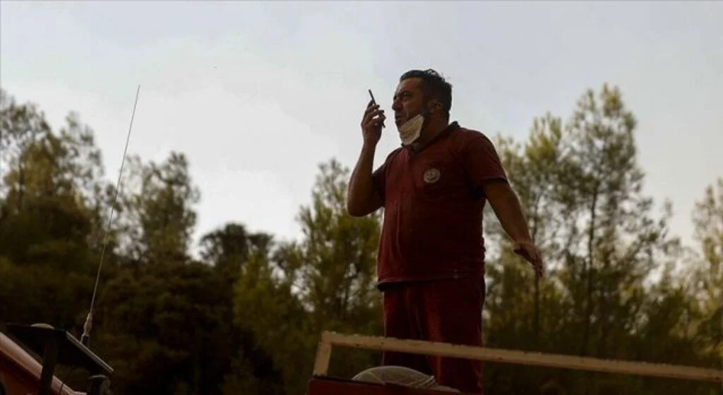 Orman işçisinin, arazözün üzerinde 9 yaşındaki oğluyla telefon konuşması duygulandırdı