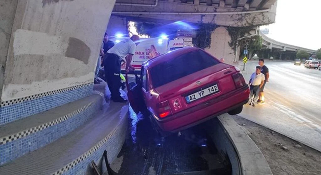 Otomobil süs havuzuna girdi: 2 yaralı