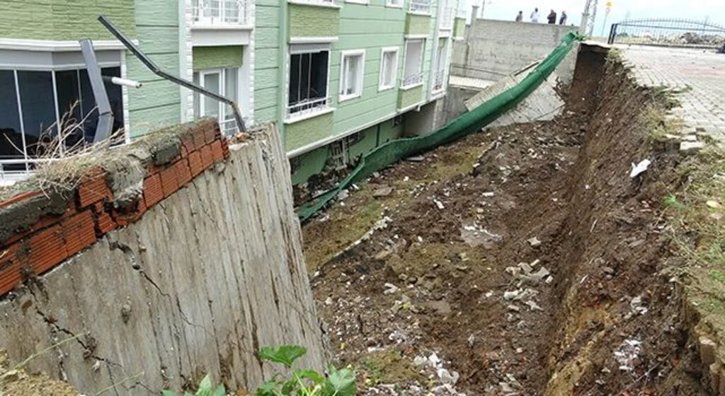 Sağanak yağış 5 katlı apartmanın istinat duvarını yıktı