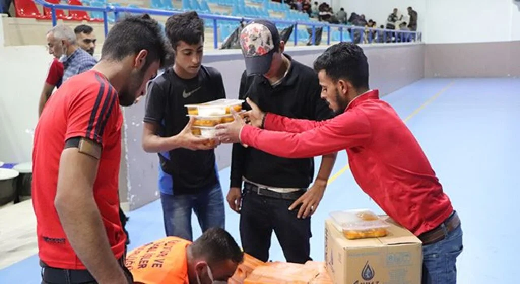 Sağanaktan etkilenen mevsimlik tarım işçilerine sıcak yemek ve yatak desteği