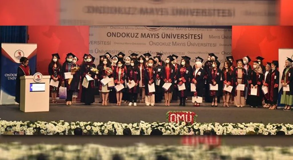Sağlık Bilimleri Fakültesi öğrencilerinin mezuniyet sevinci