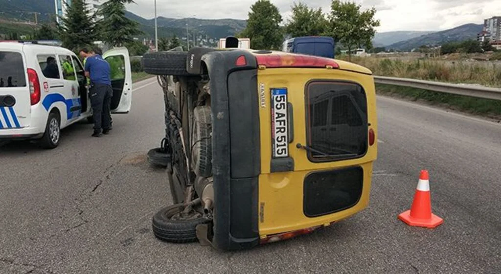 Samsun'da hafif ticari araç devrildi: 1 yaralı