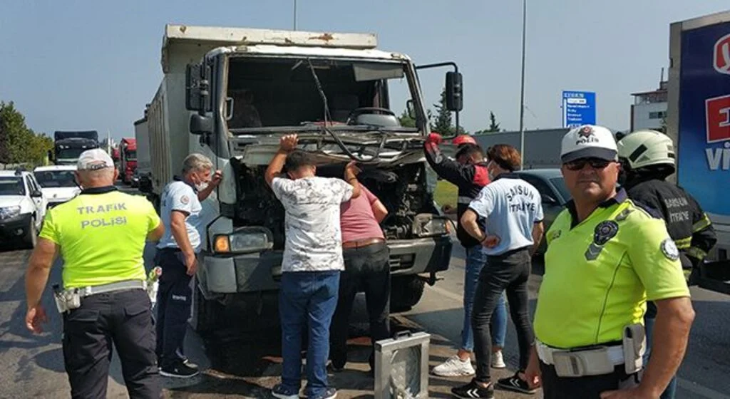 Samsun'da kamyonlar çarpıştı