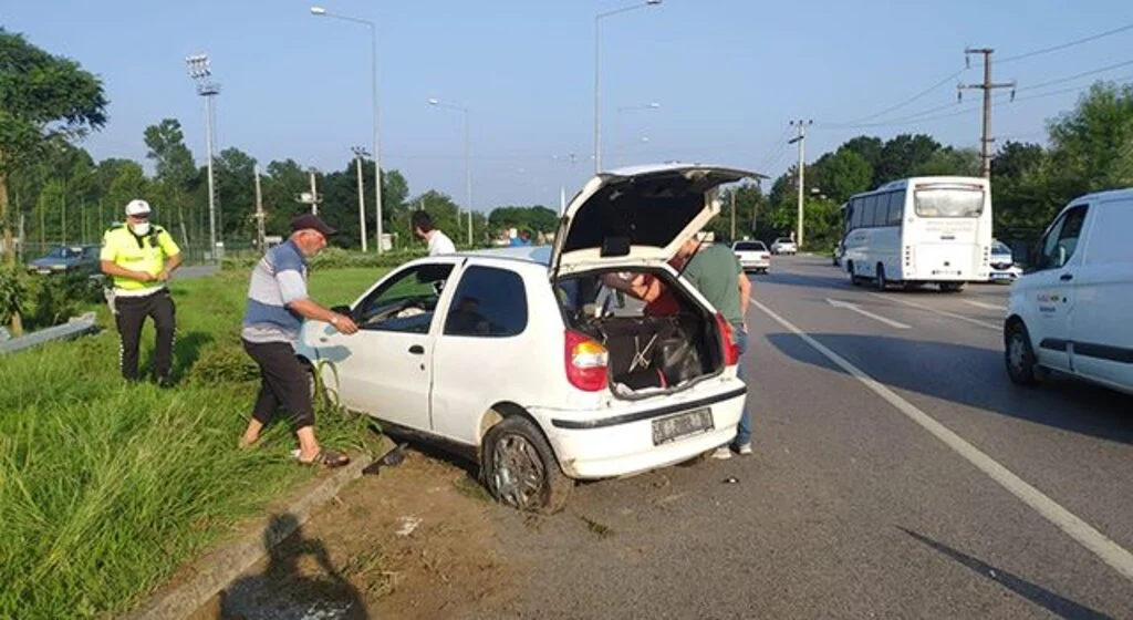 Samsun'da otomobil aydınlatma direğine çarptı: 3 yaralı